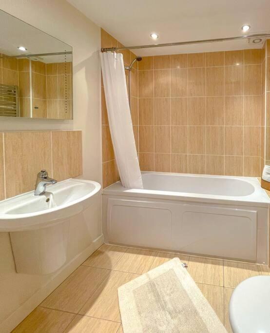 Soho Beach Apartment With Fabulous Sea View And 2 Minutes To The Beach With Free Parking And Netflix 伯恩茅斯 外观 照片